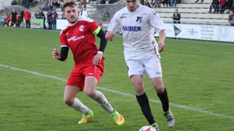 Aindlings Matthias Steger (rechts) schoss das 1:0 gegen den FC Ehekirchen selbst und bereitete das 2:0 durch Alexander Lammer vor.  