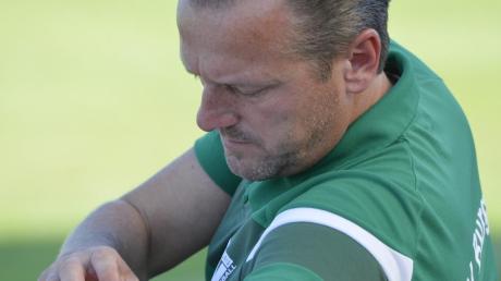 Seine Uhr läuft richtig: Trainer Konrad Nöbauer steht mit dem TSV Burgau nach der Hälfte der Saison an der Kreisliga-Spitze. 	