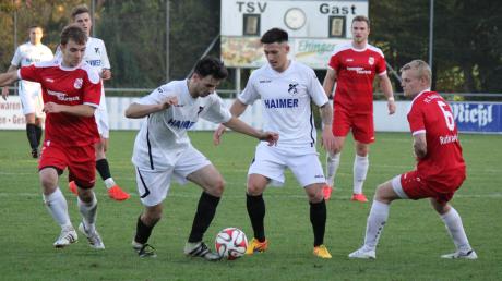 Aller Einsatz war letztlich umsonst: Robert Zisler (links) und Matthias Rutkowski (rechts) mussten sich mit dem FC Ehekirchen gestern Nachmittag beim TSV Aindling mit 0:2 geschlagen geben.  	