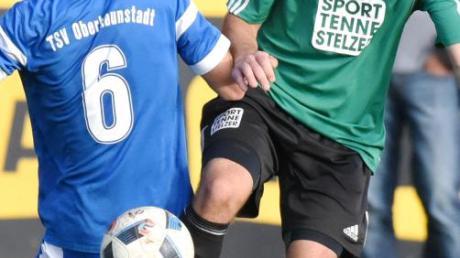 In Lauerstellung: Manuel Mayer (rechts) spielt mit dem SV Karlshuld gegen Karlskron.  	