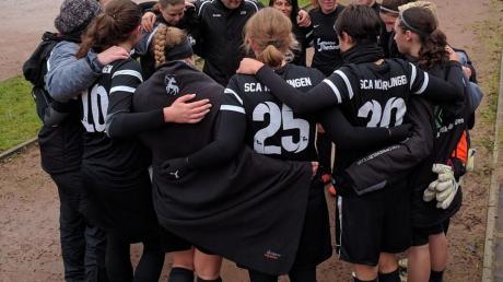 Als kompaktes Team präsentierten sich die Fußballfrauen des SC Athletik Nördlingen beim schweren Auswärtsspiel in Augsburg und verteidigten mit einem klaren 3:0-Erfolg ihre Tabellenführung.  	