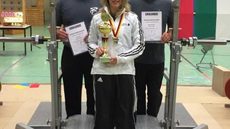Die erfolgreichen Kraftsportler (von links) Rolf Faaß, Martina Rummel und Roland Stecher.  	