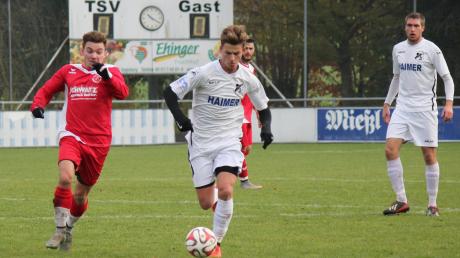 TSV: 0 – Gast: 0. Julian Mayr (weiß) vom TSV Aindling am Ball im Spiel gegen den SV Raisting.  	Foto: Melanie Nießl