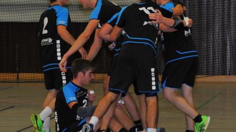 Endlich geschafft: Die BOL-Handballer der HSG Lauingen-Wittislingen feiern ihren ersten Saisonsieg. 