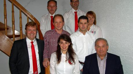 Strahlende Gesichter: Bürgermeister Karl Seitle (rechts) gratuliert dem Vorstand der JFG Donaumoos 08 mit dem Vorsitzenden Michael Lederer (links) an der Spitze zur (Wieder-)Wahl.  	