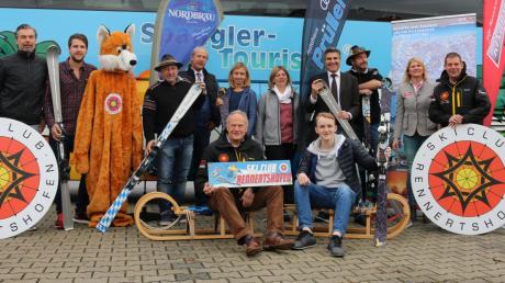 Voller Vorfreude auf die neue Wintersportsaison: Der Skiclub Rennertshofen um die Vorsitzenden Werner Marx (vorne links) und Christian Fürst (hinten, Vierter von rechts) präsentiert sich mit wichtigen Sponsoren.  	