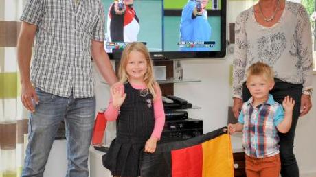 Bruder Theo Martin, Tochter Lina, 5, und Sohn Bruno, 3, sowie Mutter Cornelia Reischl verfolgten die Olympischen Spiele vor dem Fernseher.