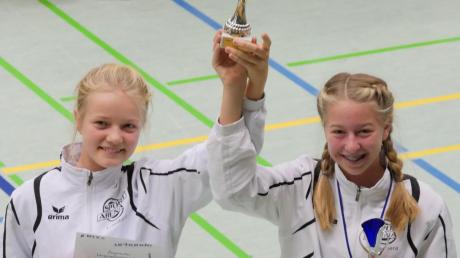 Den Pokal für das Gesamtwettkampfergebnis als beste Nachwuchsmannschaft Bayerns bei den bayerischen Jahrgangsmeisterschaften halten die Trampolinturnerinnen Lara Quittkat (links) und Annika Arzberger freudig in ihren Händen.