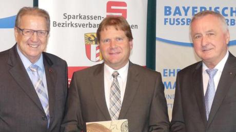 Stefan Reisinger vom TSV Friedberg, hier umrahmt von Volker Wedel und dem Bezirkstagspräsidenten Jürgen Reichert (rechts). 
