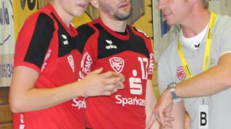 Auch Matthias Stetter und Kevin Jähn erhalten von SCV-Trainer Stefan Schramm ihre Vorgaben. 	