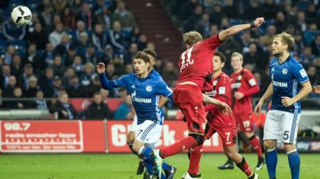 Stefan Kießling (Mitte, rotes Trikot) erzielt den Siegtreffer für Leverkusen gegen Schalke. Vorausgegangen war ein ungerechtfertigter Freistoß. Der Videoschiedsrichter wäre in der Szene nicht zum Einsatz gekommen. 