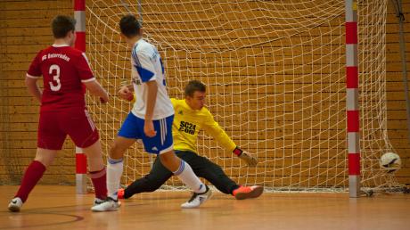 Dominik Bäumel (weiß-blau) erzielt ein Tor für die B-Junioren der JFG Wertachtal. Der Bezirksoberligist gewann das U17-Turnier.