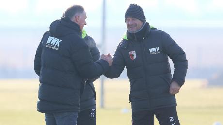Der letzte Händedruck? Manager Stefan Reuter und Dirk Schuster beim Training am Dienstag. Am Mittwochnachmittag wurde der 48-Jährige entlassen.  