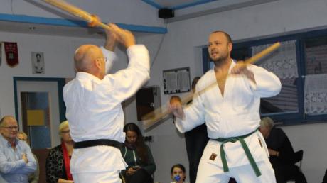Matthias Fels (rechts) bei seiner Bo-Jitsu-Prüfung in der Selbstverteidigung mit dem Langstock (Jan-Bo). 	