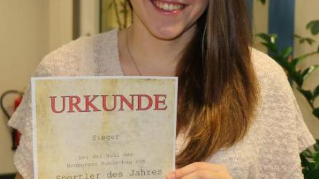 Stolz hält Lisa Königsbauer ihre „Sportler des Jahres“-Urkunde in die Kamera.
