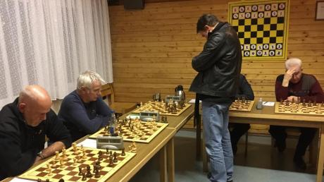 Simultan-Schach in Friedberg: (von links) Andreas Lutz, Stefan Fischer, Thomas Kemmerling (verdeckt), Kurt Göllner sowie Martin Baierlein. 