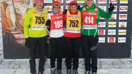 Kamen nach 28 beziehungsweise 50 Kilometern Langlauf glücklich ins Ziel: (von links) Anna Ferber, Theresa Wild, Gerdi Ferber und Carola Wild. 	