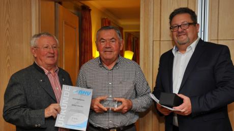 Handball-Ehrenamtspreis für Anton Hander vom TV Gundelfingen (von links): BHV-Präsident Gerd Tschochohei, Anton Hander und der wiedergewählte Bezirksvorsitzende Pius Waldmann. 	 	