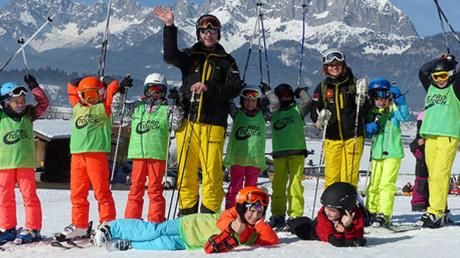 Hatten sichtlich ihren Spaß: Die Skilehrer Leonie Habelt (hinten, Dritte von rechts) und Jörg Stachel (hinten, Vierter von links) mit ihren jungen Schützlingen.  	