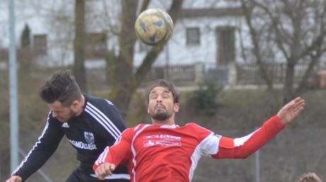 Kopfballduell zwischen Friedbergs Neuzugang Agron Duga (links) und Ottmarings Christian Fendt. Der TSV siegte mit 1:0. 