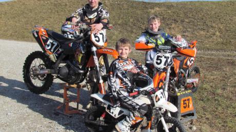 Wenn der Vater mit den Söhnen einem gemeinsamen Hobby frönt. Rico, Moritz und Felix Hesse (von links) aus Ellgau gehen beim Motocross alle mit der Startnummer 57 ins Rennen. 	