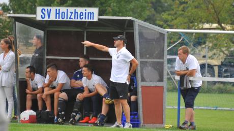 Noch achtmal kann Holzheim in der Frühjahrsrunde zu Hause antreten, ehe sich dann Trainer Peter Reschnauer (Zweiter von rechts) im Sommer vom SVH verabschieden wird. 	