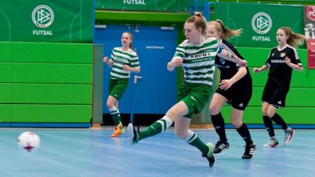 Die 14-jährige Luisa Daikeler aus Illerrieden (vorne) gewann mit dem SV Alberweiler bei den B-Juniorinnen die deutsche Futsal-Meisterschaft. 	