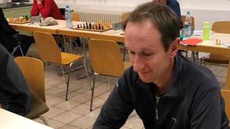 Jürgen Hartung vom Schachklub Kissing konzentriert sich.
