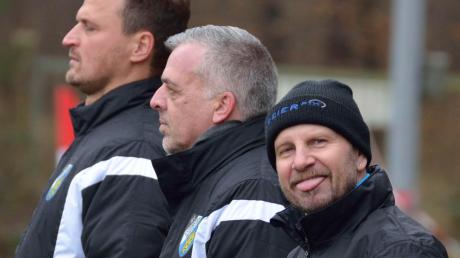 Während sich Trainer Marco Löring und sein Co Gerald von Zehmen auf das Spiel des SV Cosmos Aystetten konzentrieren, ist Betreuer Michael de Bur immer für einen Spaß zu haben. 	