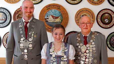 Nach dreißig Jahren wurde Hans Hampp (rechts) wieder Schützenkönig in Oberneufnach. Die 13-jährige Carolin Anderlik gewann bei der Jugend, während Andreas Dietmaier bei den Pistolenschützen neuer Regent wurde. 