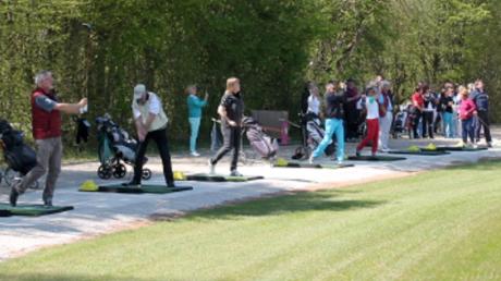 Der Golfclub München-West in Odelzhausen bietet auf der neuen Trainingsanlage einen flexiblen Einstieg in den Golfsport. So werden die Platzreifekurse in einem praktischen Modulsystem angeboten.