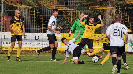 Im Hinspiel hatte der SV Pullach mit 1:0 gegen den TSV Rain (in Weiß) gewonnen. Eine erneute Niederlage gegen den Tabellenzweiten wollen die Rainer nun möglichst verhindern. 	