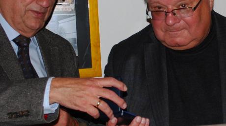 Rudi Kaufmann und Franz Kukla bei der Übergabe der Ehrenmedaille des Vereins in Silber. 	 	