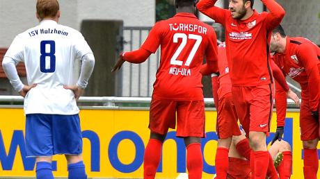 Kevin Ruiz reckt zwei Finger nach oben, dabei hat er gerade das erste Tor für Türkspor Neu-Ulm gegen den TSV Holzheim erzielt. Es folgten aber weitere: Am Ende siegten die Gäste noch nicht einmal deutlich genug mit 5:2. 