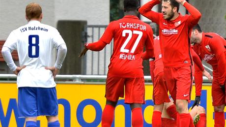 Kevin Ruiz reckt zwei Finger nach oben, dabei hat er gerade das erste Tor für Türkspor Neu-Ulm gegen den TSV Holzheim erzielt. Es folgten aber weitere: Am Ende siegten die Gäste noch nicht einmal deutlich genug mit 5:2. 	