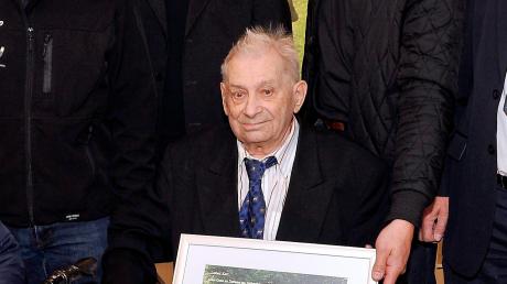 Der ehemalige Archivar des TSV 1860 München, Karl Magraf ist am Freitag an Covid-19 gestorben. Der Landsberger wurde 92 Jahre alt. Dieses Foto entstand anlässlich seines 90. Geburtstags.
