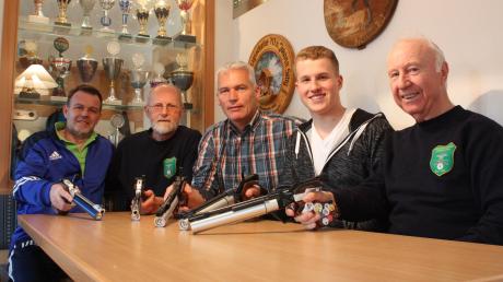 Sie feiern Aufstieg in die Bezirksliga (von links): Ernst Rückl, Manfred Bodanowitz, Wolfgang Guggemos, Thomas Schmidberger und Jürgen Mauch.
