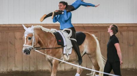 Spektakulär: Nela Bachmann und Julia Lukacz lieferten auf Pferd Napoleon eine tolle Kür ab.  	