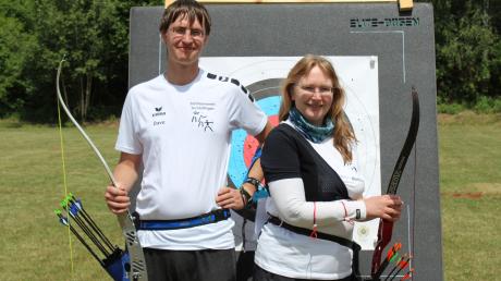 Die erfolgreichen Bogenschützen aus Gundelfingen (von links): David Lichtenberg und Bettina Bizzarro. 	