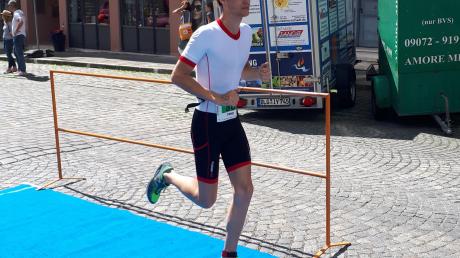 Der schnellste Oettinger Timo Schmitz auf der Laufstrecke in Lauingen.  	
