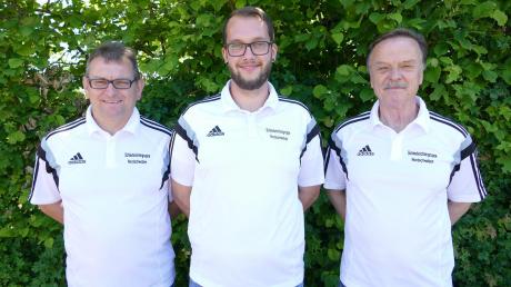 Tobias Heuberger (Mitte) mit dem nordschwäbischen Schiedsrichter-Obmann Wolfgang Beck (links) und dessen Stellvertreter Hans Breuer.  	