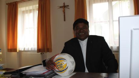 Er glaubt daran: Pfarrer Eleuterio „Eli“ Fernandes aus Dirlewang schoss das Bistum Augsburg bei den bayerischen Klerusmeisterschaften zum Titelgewinn. 