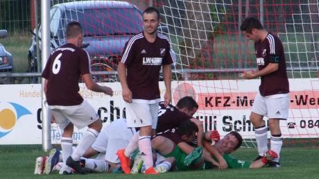 Pure Freude: Die Kicker des SV Klingsmoos 2 feiern nach dem gewonnenen Elfmeterschießen ihren Torhüter Alexander Dirr (unten rechts), der zwei Strafstöße parierte.  	