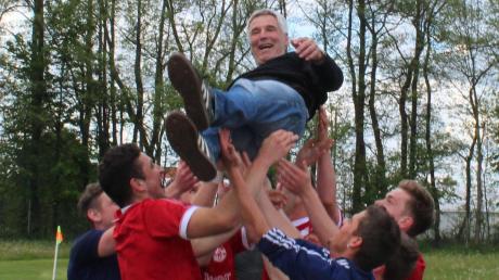 Die Dirlewanger Spieler lassen Werner Habigt nach dem Gewinn der Meisterschaft in der Kreisklasse hochleben. Der 56-Jährige führte den FSV von der A-Klasse in die Kreisliga.