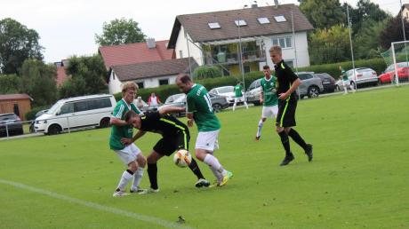 Der TSV Mindelheim setzte sich am Freitagabend mit 2:1 gegen den FSV Amberg durch. Besonders Tom Wölfle (Zweiter von links) zeigte seine Fähigkeiten am Ball. Hier behauptet er das Spielgerät gegen Reinhard Klaus (links) und Thomas Bleyer. 	