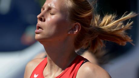 Trotz muskulärer Probleme gab die junge Vöhringer Sprinterin Svenja Pfetsch bei der Jugend-DM in Ulm alles und kam über 200 Meter auf Rang 13.