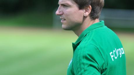 Sorgenvolles Gesicht. Franz Stroh, Trainer des FC Horgau, musste mit ansehen, wie sein Team auf der Rothtalanlage sein Heimspiel verlor.  	