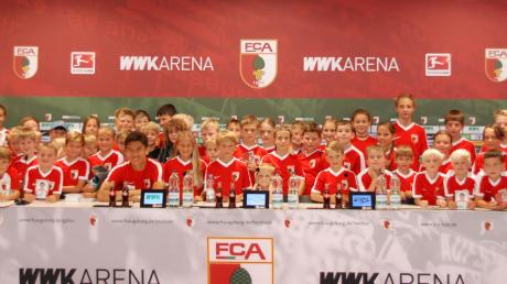 Fragerunde im Pressekonferenzraum der Augsburger WWK-Arena mit FCA-Profi Ja-Cheol Koo.  	