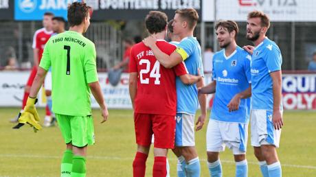Überlegen gespielt und dennoch verloren – da mussten die Kicker des TSV 1860 München 2 Rains Marco Friedl (in Rot) ein wenig Trost spenden.