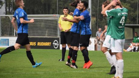 Mehmet Ali Taner gratuliert Daniel Stredak (Mitte) zu dessen 1:0-Treffer. Am Ende stand es 2:0 für die Glötter Lilien gegen Horgau. 	 	
